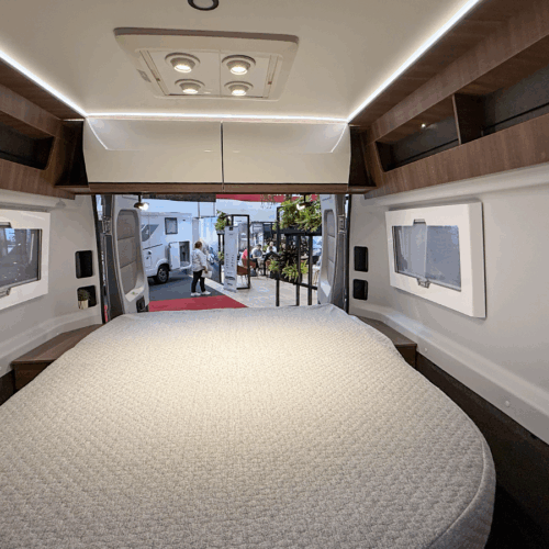 Queensbed in de buscamper Rapido V64