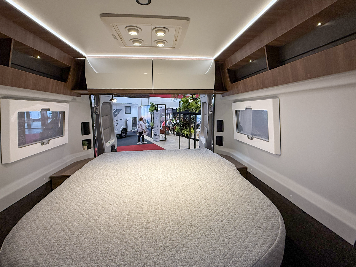 Queensbed in de buscamper Rapido V64