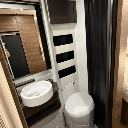 Variobadkamer in de buscamper Rapido V64
