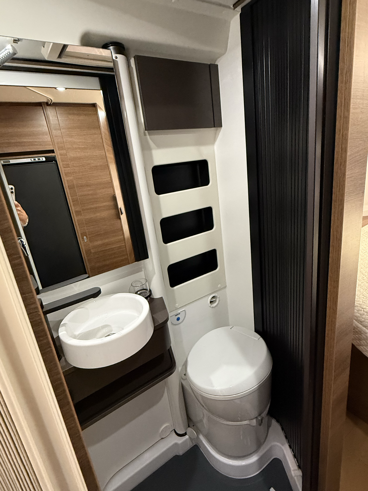 Variobadkamer in de buscamper Rapido V64