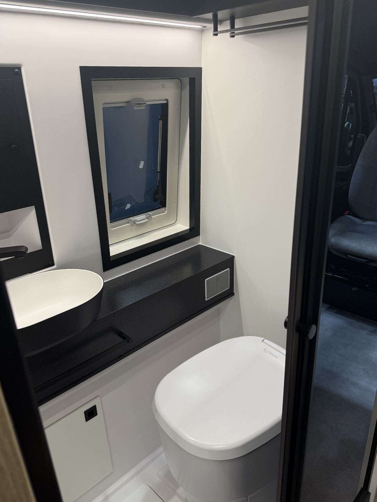 Badkamer in de buscamper Robeta Hercules