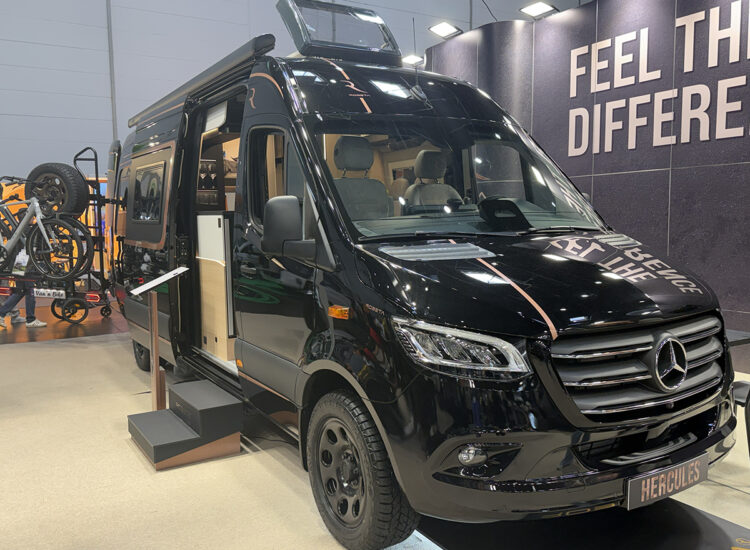 Exterieur van de buscamper Robeta Hercules op de Caravan Salon 2027