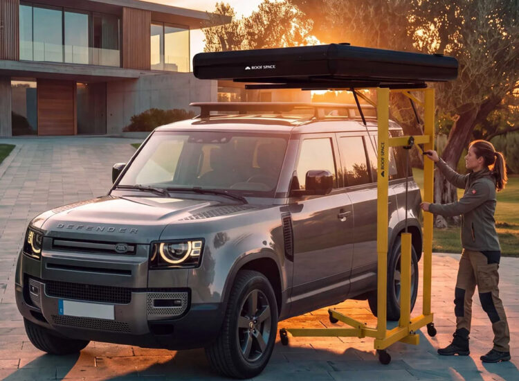 Roof Space universele daktentlift tijdens het monteren van een daktent op een auto