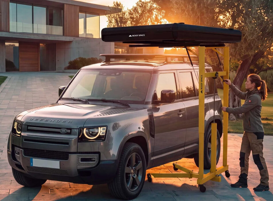 Roof Space universele daktentlift tijdens het monteren van een daktent op een auto