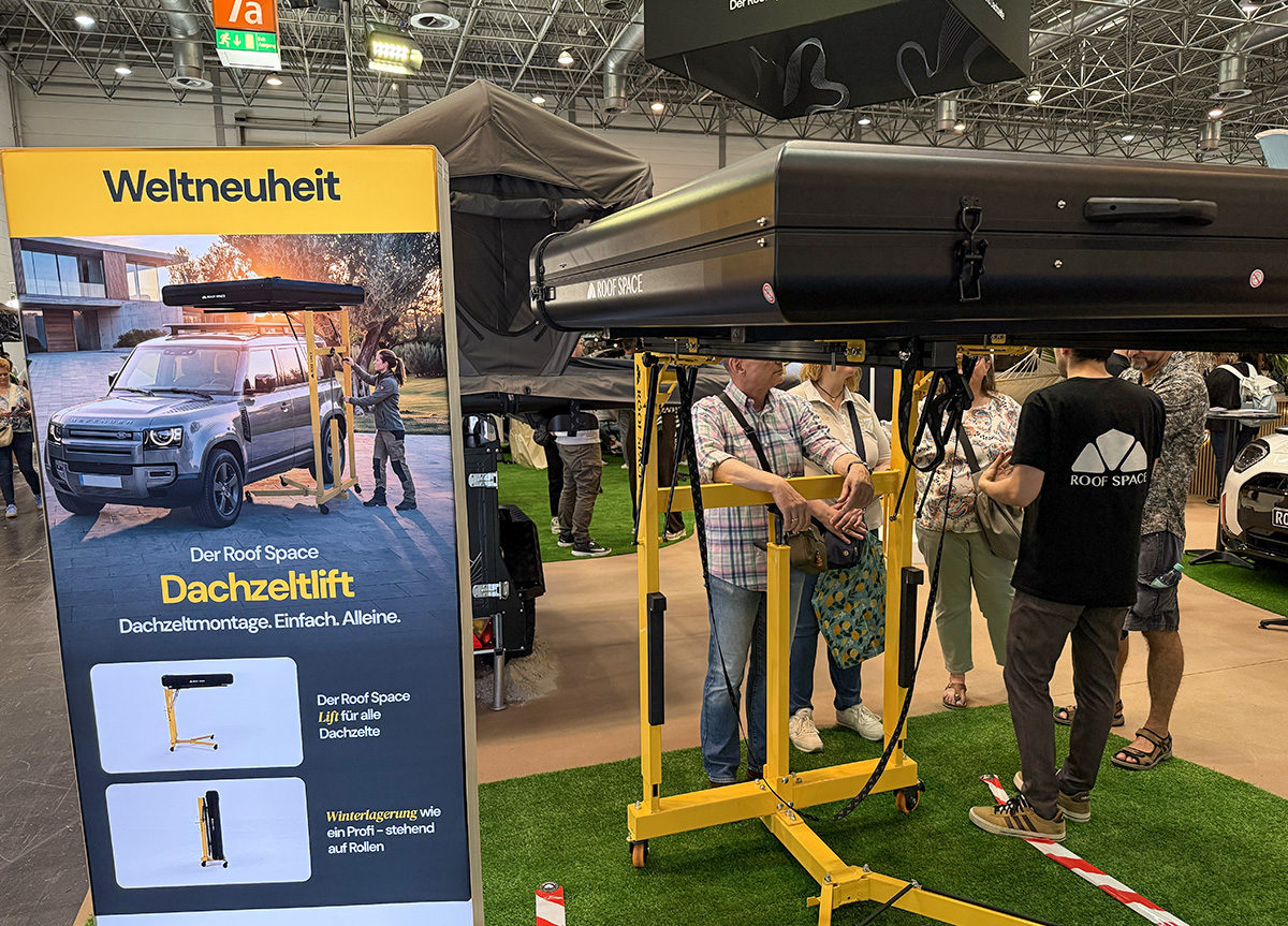 Een medewerker demonstreert de Roof Space daktentlift op de Caravan Salon 2026