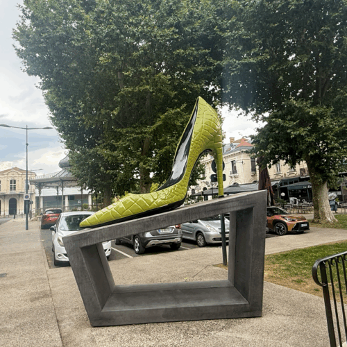 Levensgrote pump in Romans-sur-Isère