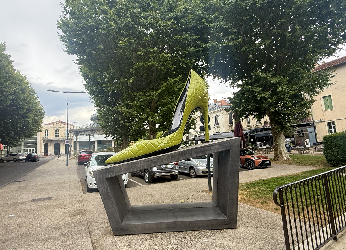 Levensgrote pump in Romans-sur-Isère