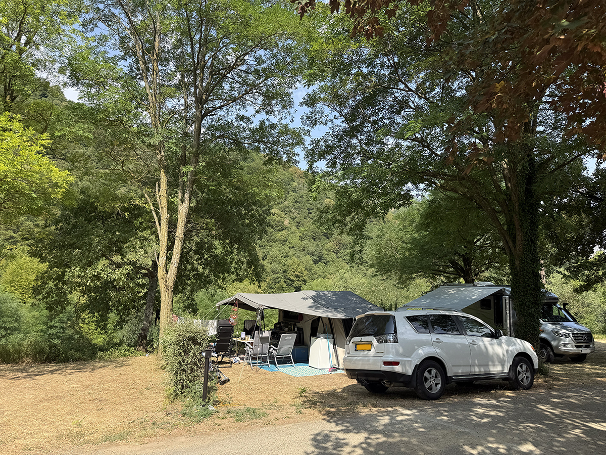 Tenttrailer op staanplaats camping Le Gallo Romain in Frankrijk