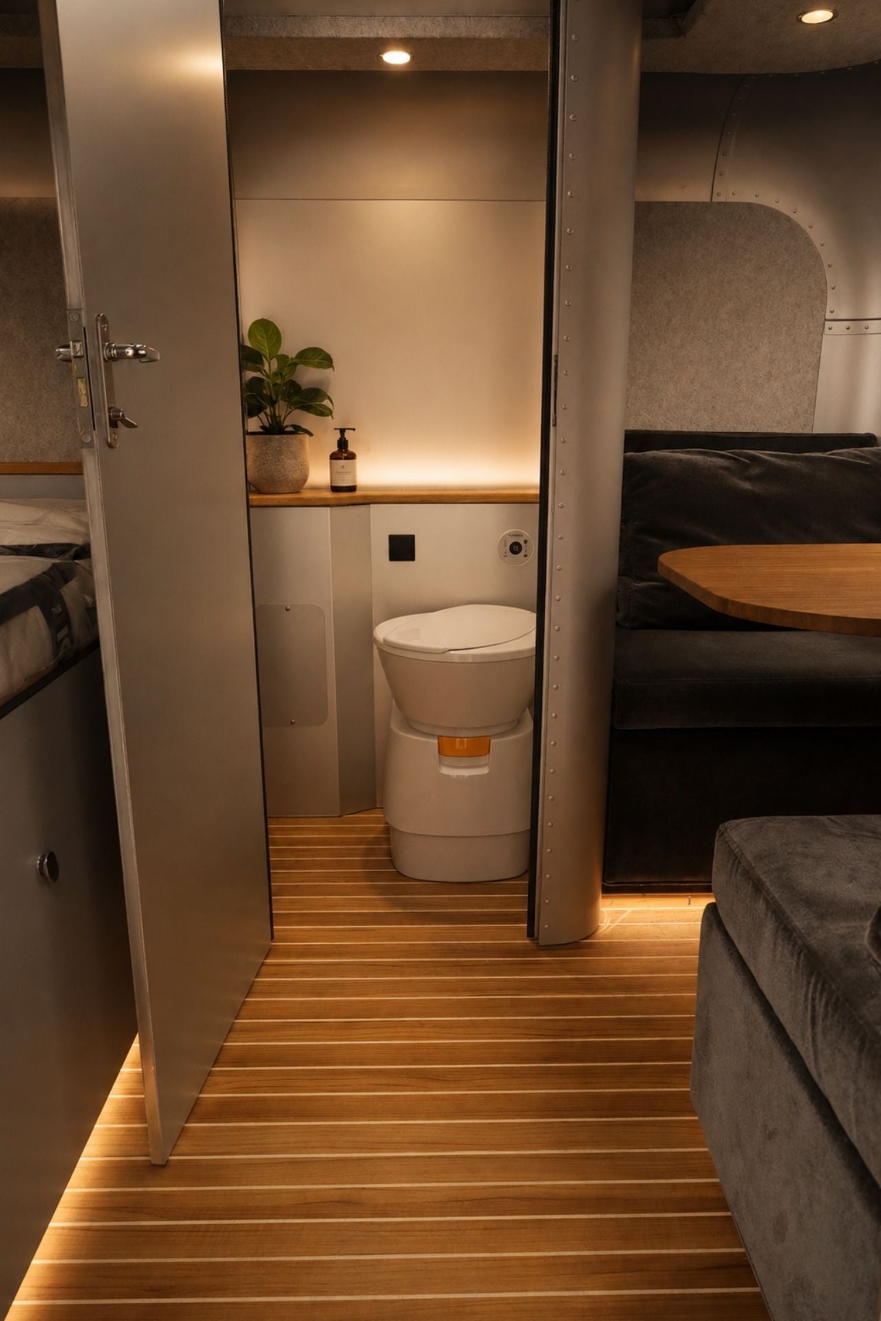 Lume Traveler Ranger toilet