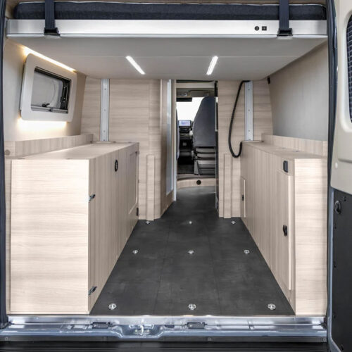 Vancona elektrisch dwarsbed in de hoge stand met eronder veel bagageruimte