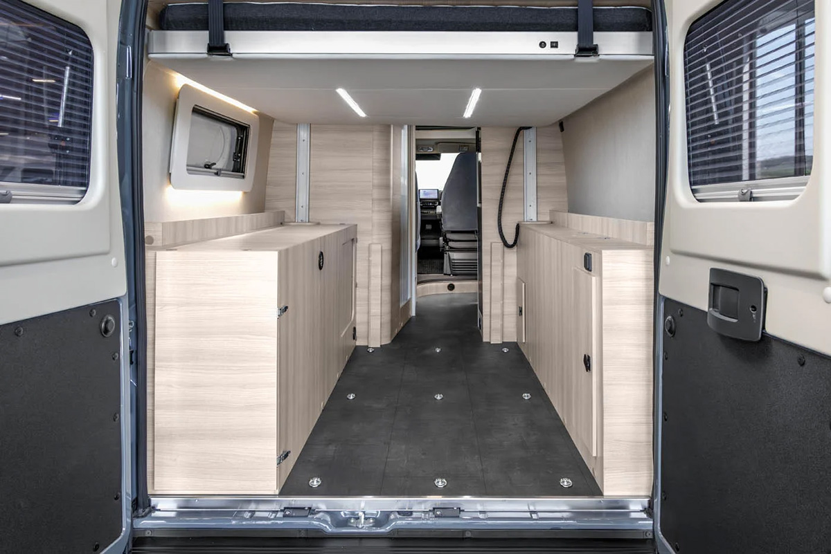 Vancona elektrisch dwarsbed in de hoge stand met eronder veel bagageruimte