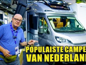Videostill van de nieuwe Adria Coral 2027 met dubbel opendraaiend Skyroof panoramadak op de beursvloer in Düsseldorf.