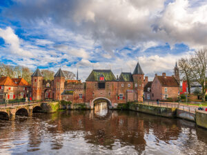 Een sfeervolle herfstwandeling door Amersfoort. Koppelpoort