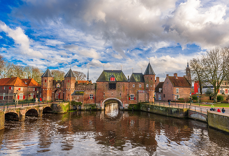 Een sfeervolle herfstwandeling door Amersfoort. Koppelpoort
