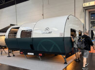 De Beauer X8 uitschuifcaravan volledig uitgeschoven tot een breedte van 4,80 meter.