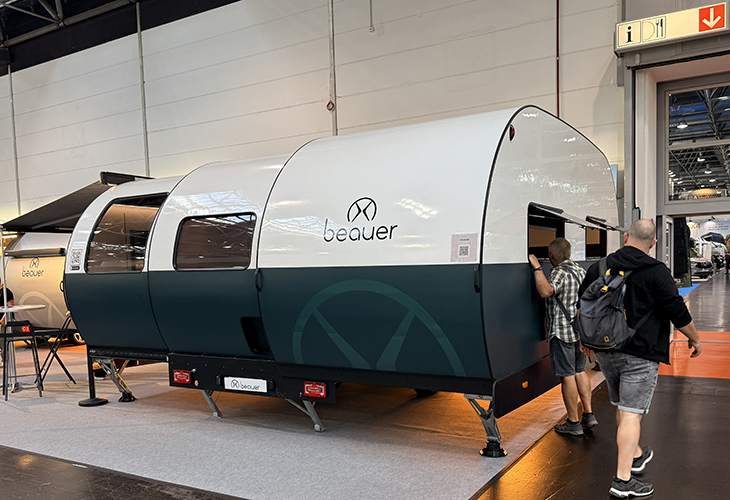 De Beauer X8 uitschuifcaravan volledig uitgeschoven tot een breedte van 4,80 meter.
