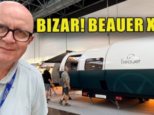 Videostill van de uitgeschoven Beauer X8 uitschuifcaravan met zicht op het kookeiland en de woonkamer op de Caravan Salon in Düsseldorf.