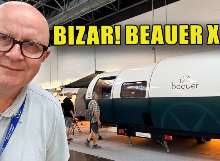 Videostill van de uitgeschoven Beauer X8 uitschuifcaravan met zicht op het kookeiland en de woonkamer op de Caravan Salon in Düsseldorf.