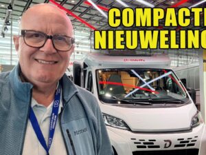 Videostill van de Dethleffs Just Van T5 met zicht op de face-to-face zithoek en het interieur, getoond tijdens de Caravan Salon in Düsseldorf