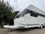 Het elektrische REICH easydriver LevelDrive systeem onder een eenassige caravan
