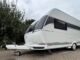Het elektrische REICH easydriver LevelDrive systeem onder een eenassige caravan