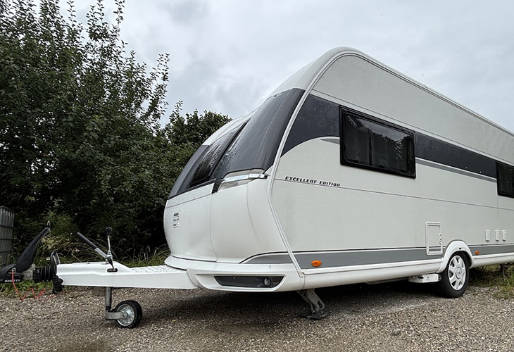 Het elektrische REICH easydriver LevelDrive systeem onder een eenassige caravan