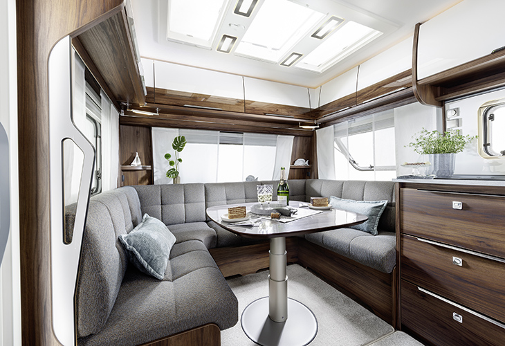 Interieur van de Fendt Diamant 2027 met meubeldecor Catania Oak en een ruime rondzitgroep
