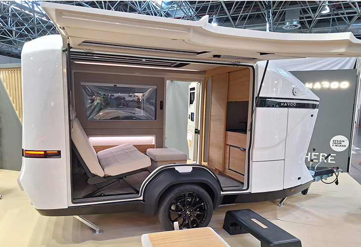 Het gestroomlijnde prototype van de Karoo caravan met geopende zijklep.