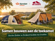 Een klassieke De Waard piramidetent en een opblaasbare Karsten tent naast elkaar in het veld.
