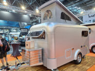 De nieuwe Lume Ranger caravan opgesteld met geopend hefdak