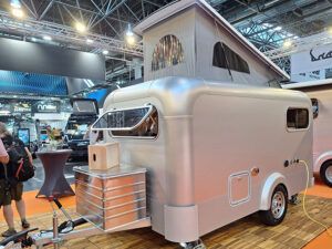 De nieuwe Lume Ranger caravan opgesteld met geopend hefdak