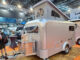 De nieuwe Lume Ranger caravan opgesteld met geopend hefdak