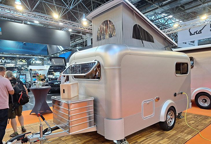 De nieuwe Lume Ranger caravan opgesteld met geopend hefdak
