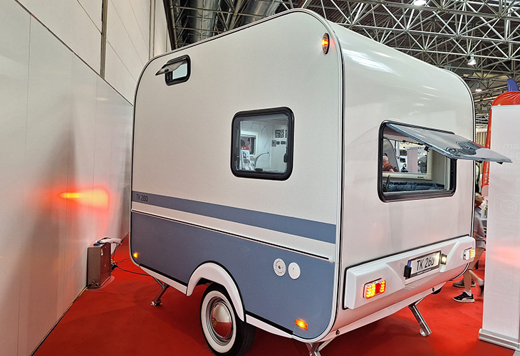 De compacte Tosbiq 260 caravan op de beursstand van de Caravan Salon Düsseldorf