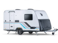 De Niewiadow N-Cross 3 Black lichtgewicht caravan met zwarte accenten op de disselbak en opbouw