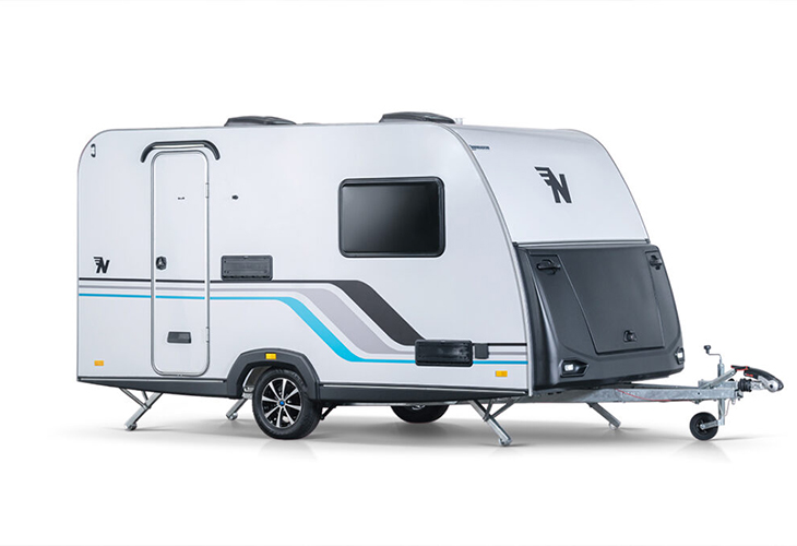 De Niewiadow N-Cross 3 Black lichtgewicht caravan met zwarte accenten op de disselbak en opbouw