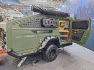 De stoere Urban Badger offroad-caravan met buitenkeuken op de camping