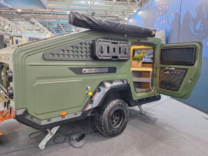 De stoere Urban Badger offroad-caravan met buitenkeuken op de camping