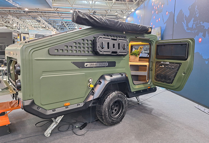 De stoere Urban Badger offroad-caravan met buitenkeuken op de camping