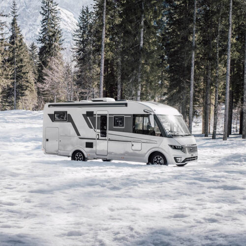 Adria Sonic Supreme in de sneeuw
