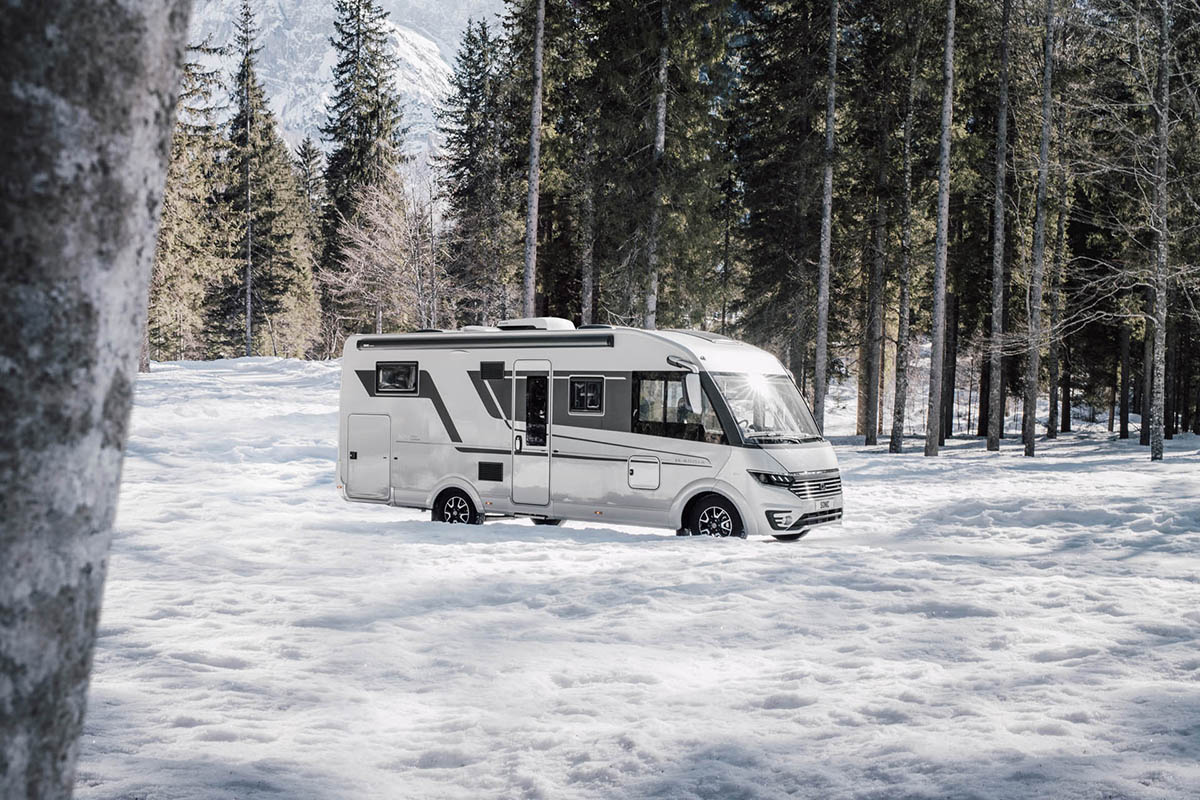 Adria Sonic Supreme in de sneeuw
