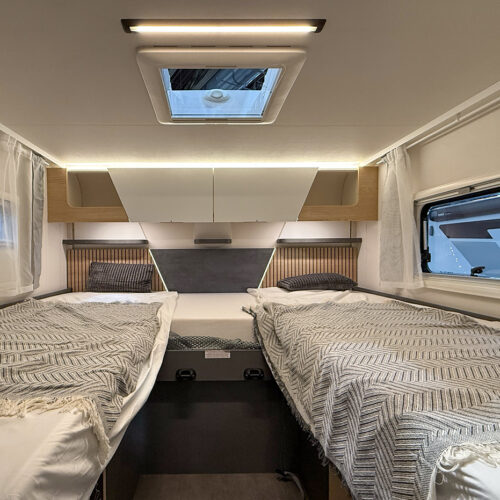 Enkele bedden in de Ahorn Camp Eclipse TE 740 op de Caravan Salon 2026 in Düsseldorf