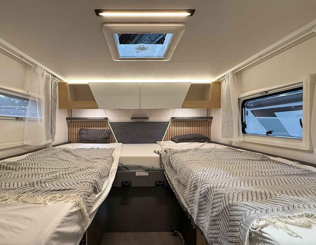 Enkele bedden in de Ahorn Camp Eclipse TE 740 op de Caravan Salon 2026 in Düsseldorf