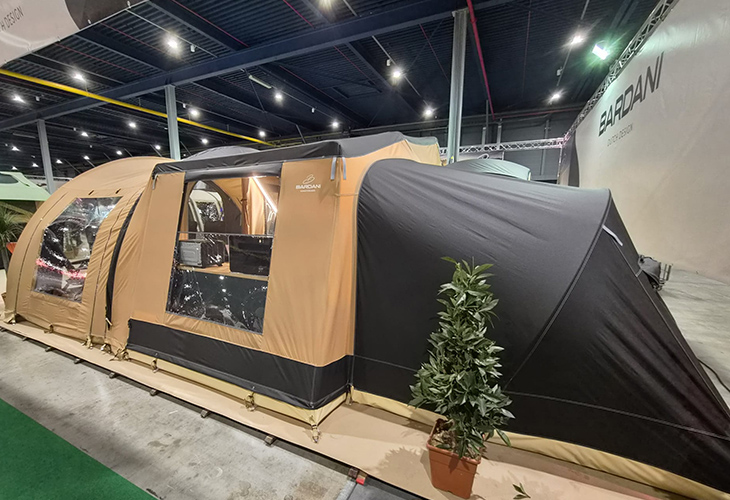 De nieuwe Bardani Summitcruiser vouwwagen staat volledig opgezet met ruime voortent en luifel