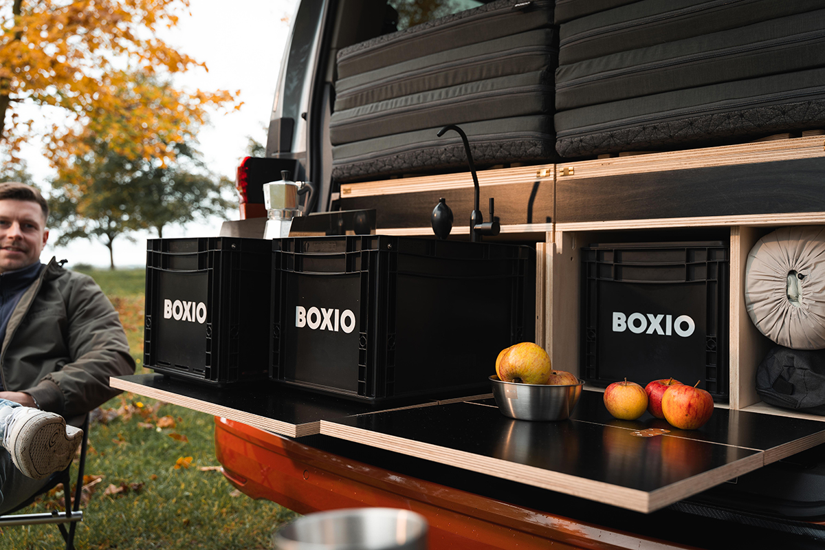 Het Boxio Rack modulair opbergsysteem kan ook als tafel dienen.