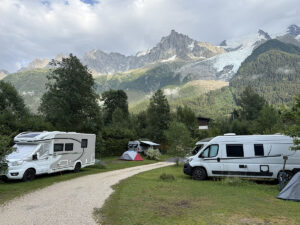 Twee campers op een camping in Les Bossons met op de achtergrond het Mont Blanc-massief.