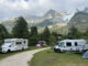 Twee campers op een camping in Les Bossons met op de achtergrond het Mont Blanc-massief.