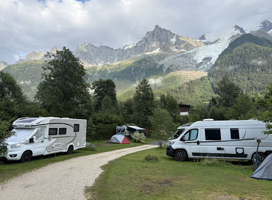 Twee campers op een camping in Les Bossons met op de achtergrond het Mont Blanc-massief.