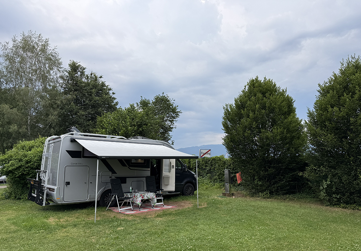 Adria camper met de luifel uit op een 50 Plus camping Fisching in Oostenrijk