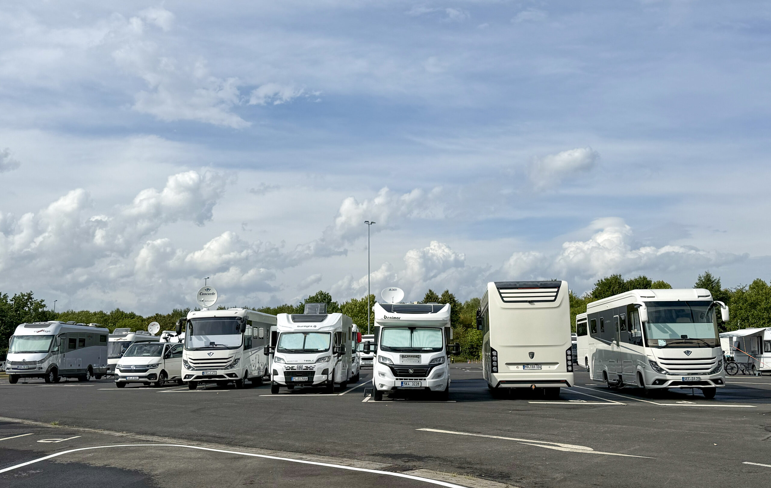 Een rij campers op de P1 van de Messe tijdens de Caravan Salon in Düsseldorf